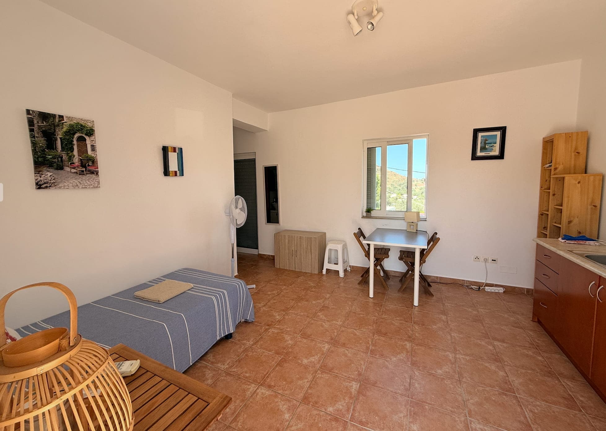 Pièce principale lumineuse de l'appartement à l'étage